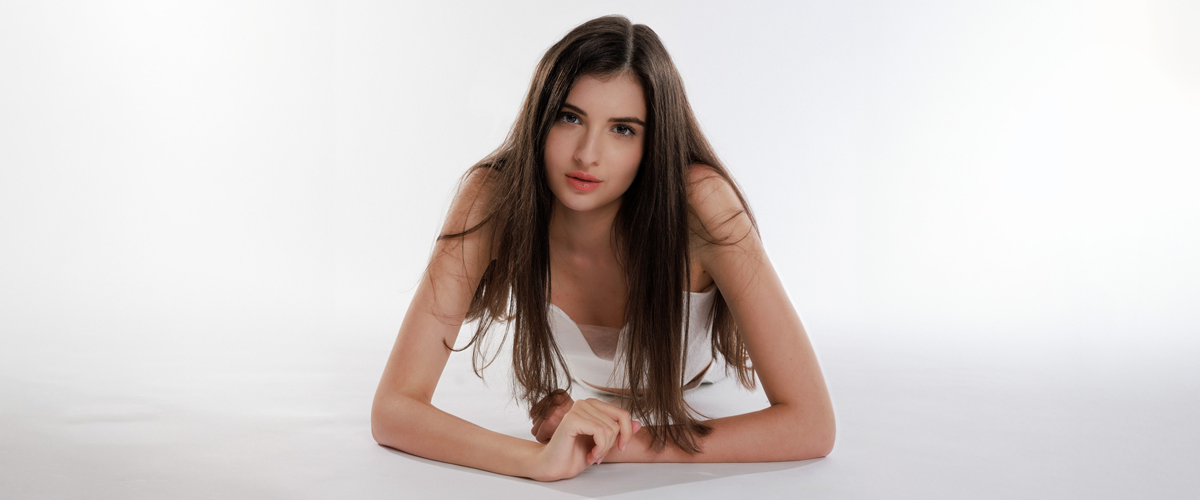 Leżąca kobieta na białej podłodze