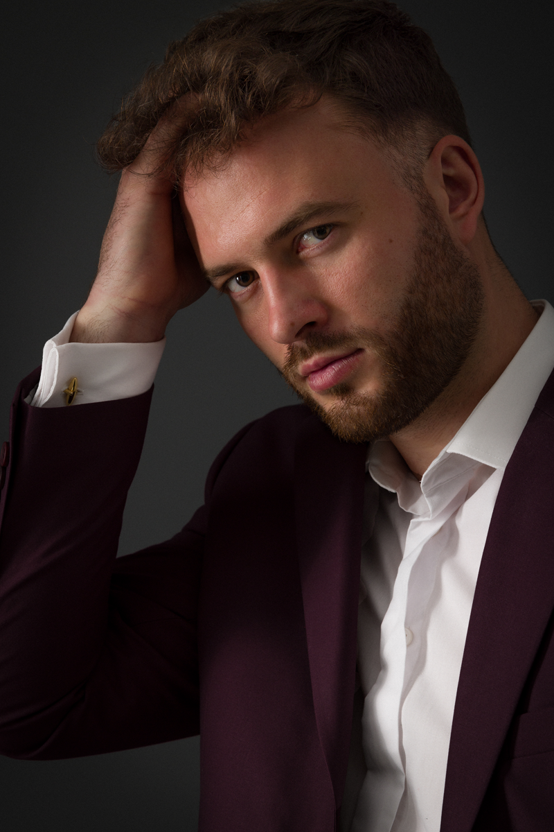 biznesmen w fioletowym garniturze