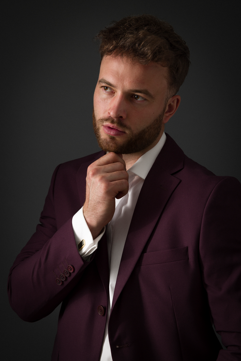 biznesmen w fioletowym garniturze