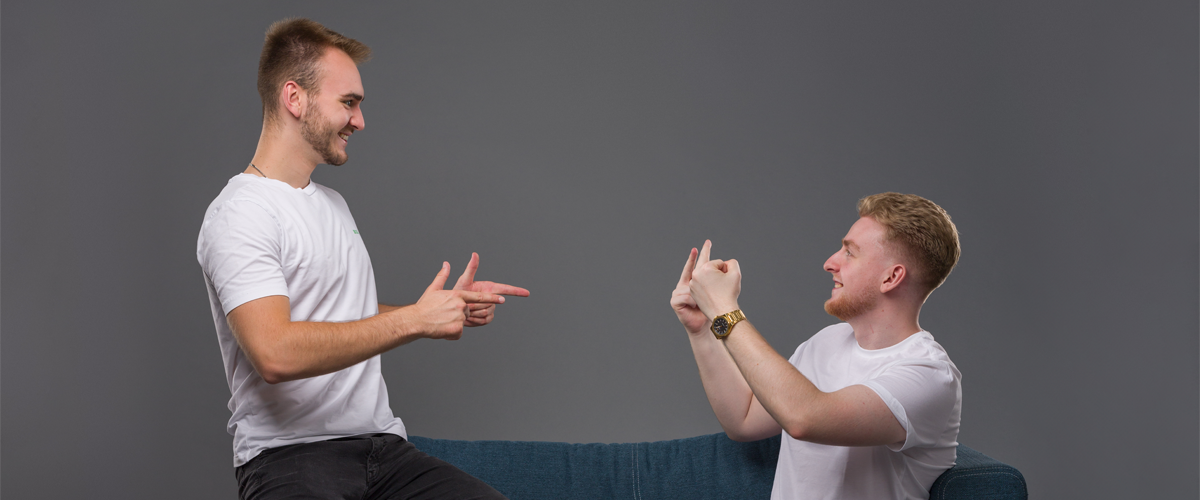 dwaj panowie i ich zadowolone gesty