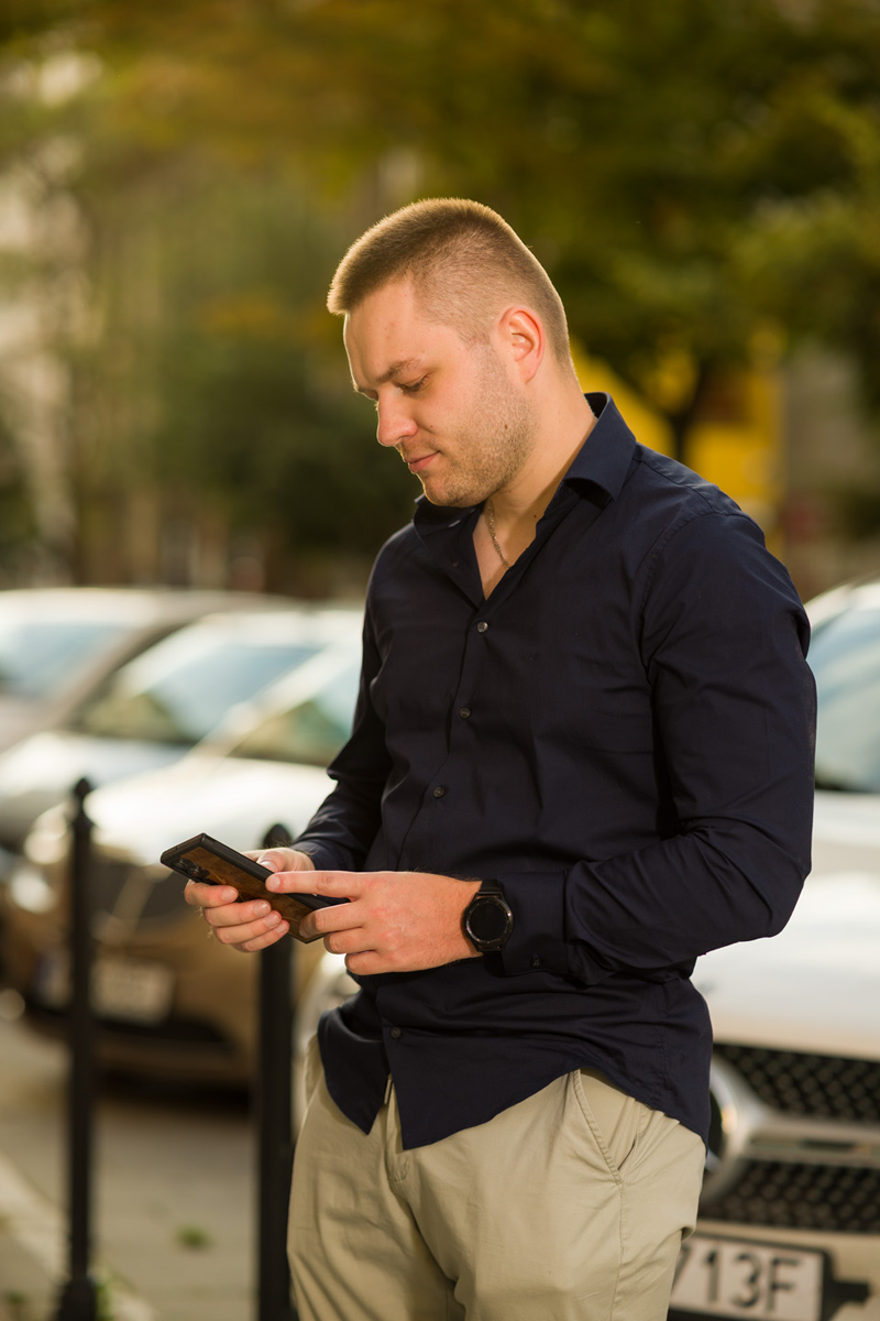 biznesmen na ulicy miasta