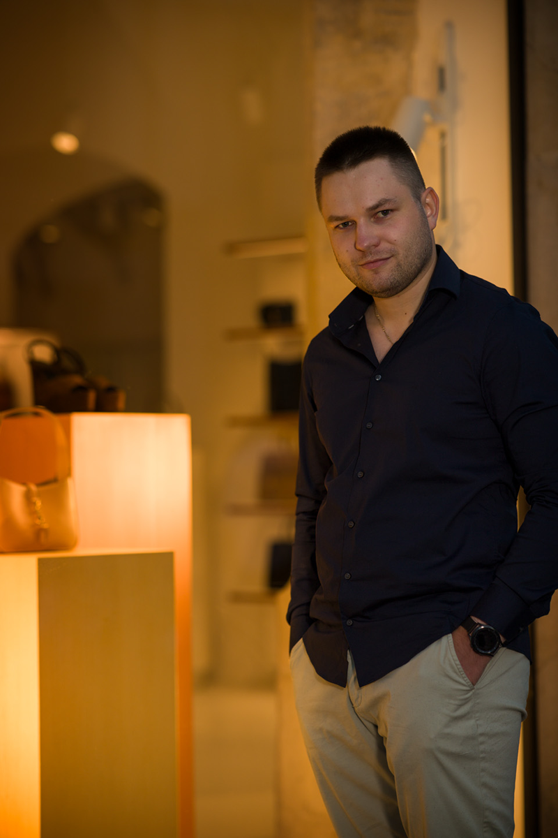 biznesmen na ulicy miasta