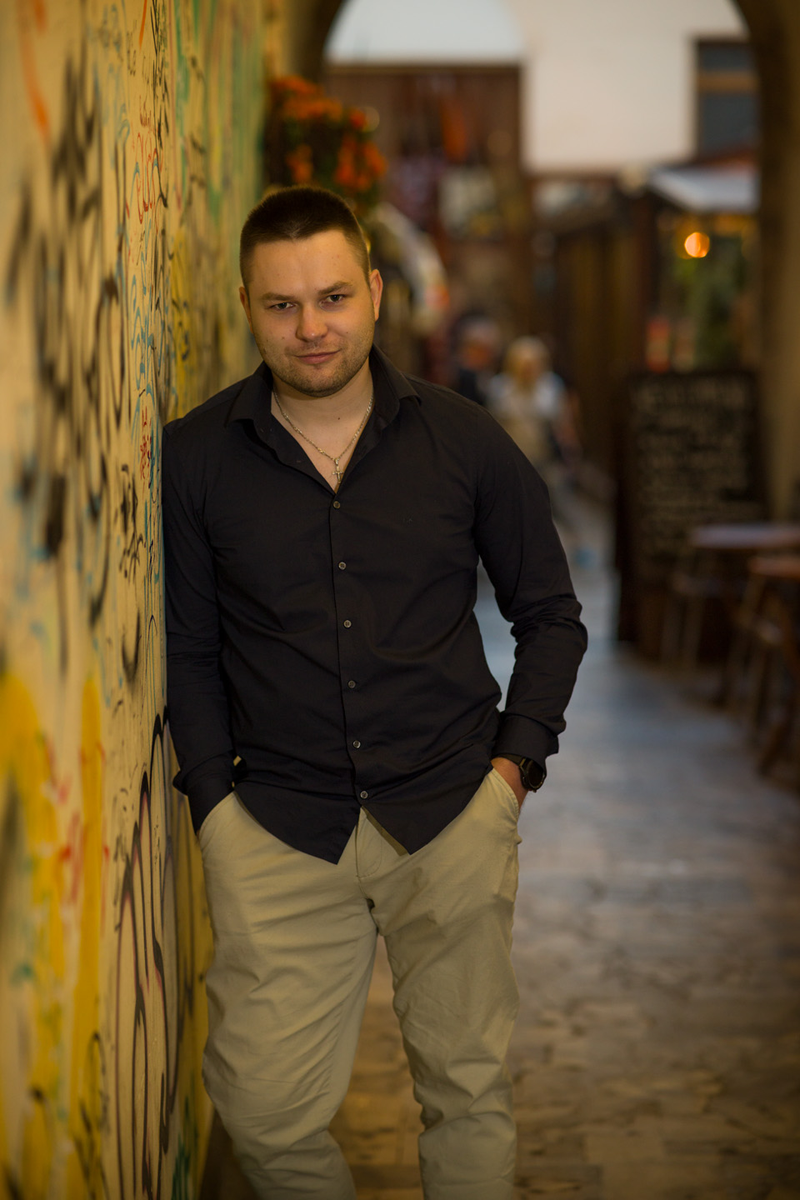 biznesmen na ulicy miasta