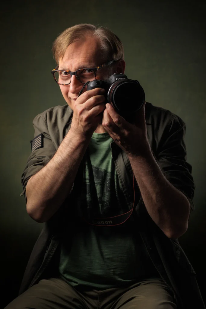 fotograf trzymający aparat fotograficzny