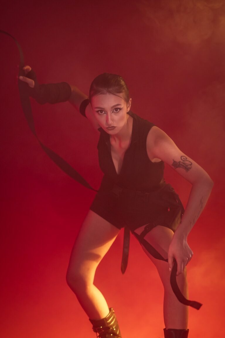 walcząca kobieta z ogniem