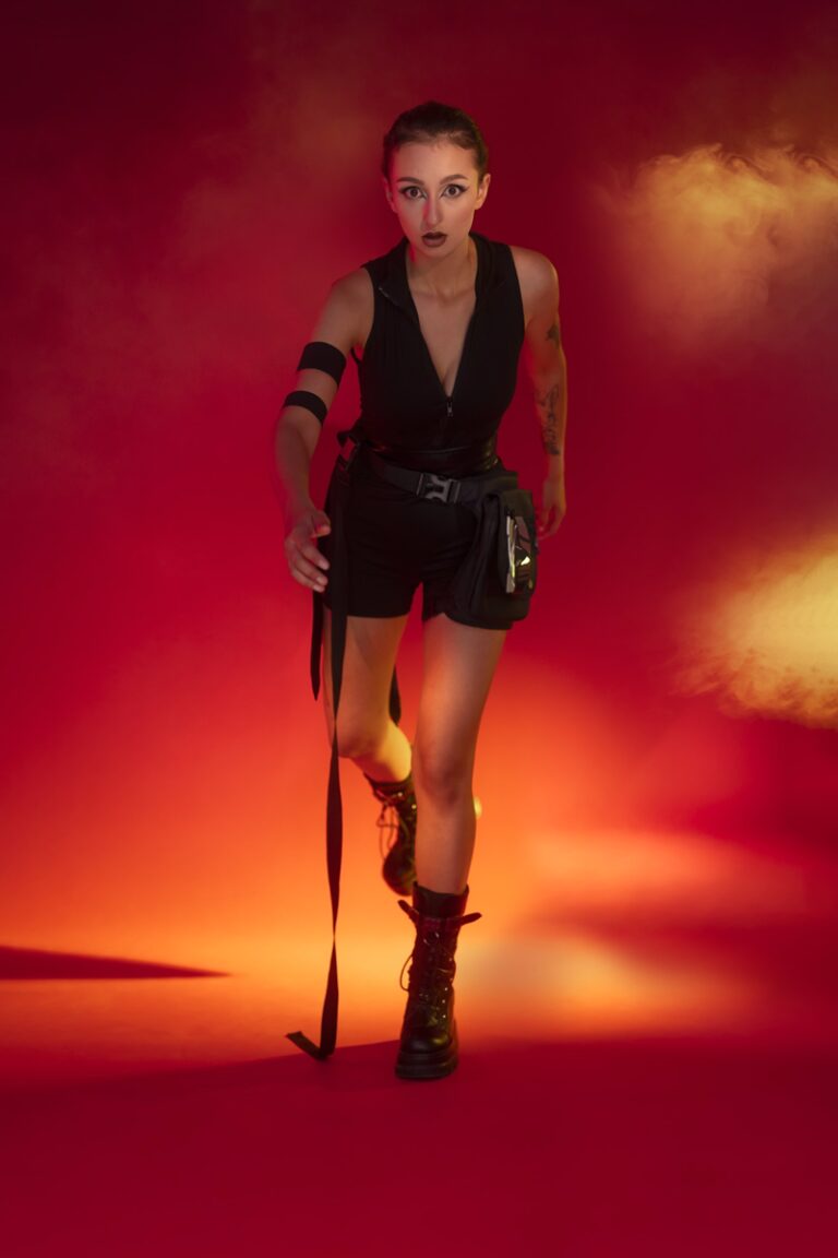 kobieta uciekająca od ognia