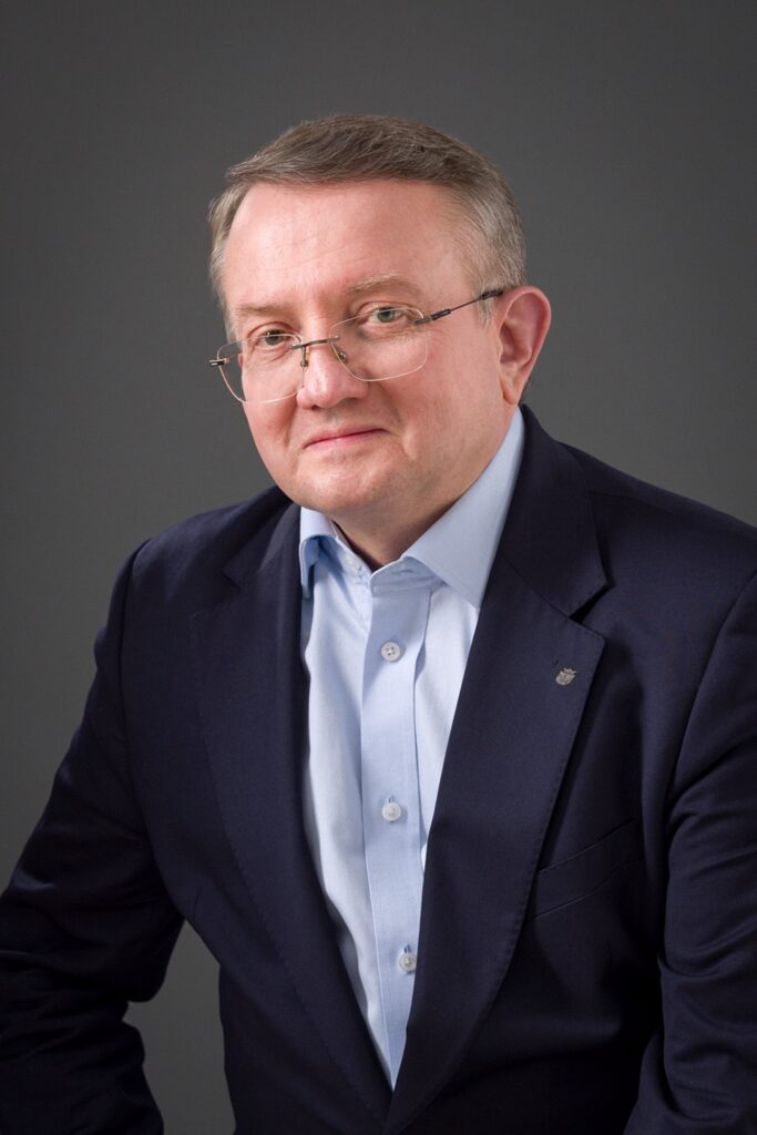 profesjonalny portret wizerunkowy mężczyzny w garniturze fotografia biznesowa studio