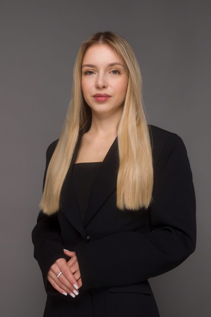 profesjonalny portret wizerunkowy kobiety w studiu neutralne tło